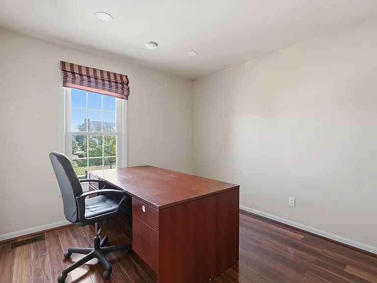 44525 Fenwick Dr — Photo 3