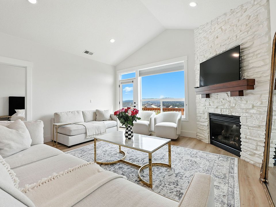 Family/Living room with 90 sq ft balcony with views of Mount Hood and Valley