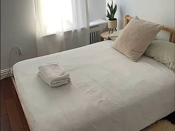 3rd image of 132 Orchard St APT 13