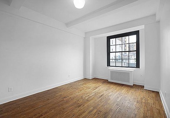 3rd image of 160 W 71st St APT 6L