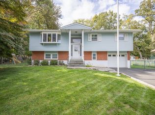 1 Lilburn Dr, Stony Pt, NY 10980