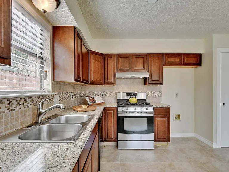 1622 Peachtree Valley Dr — Photo 6