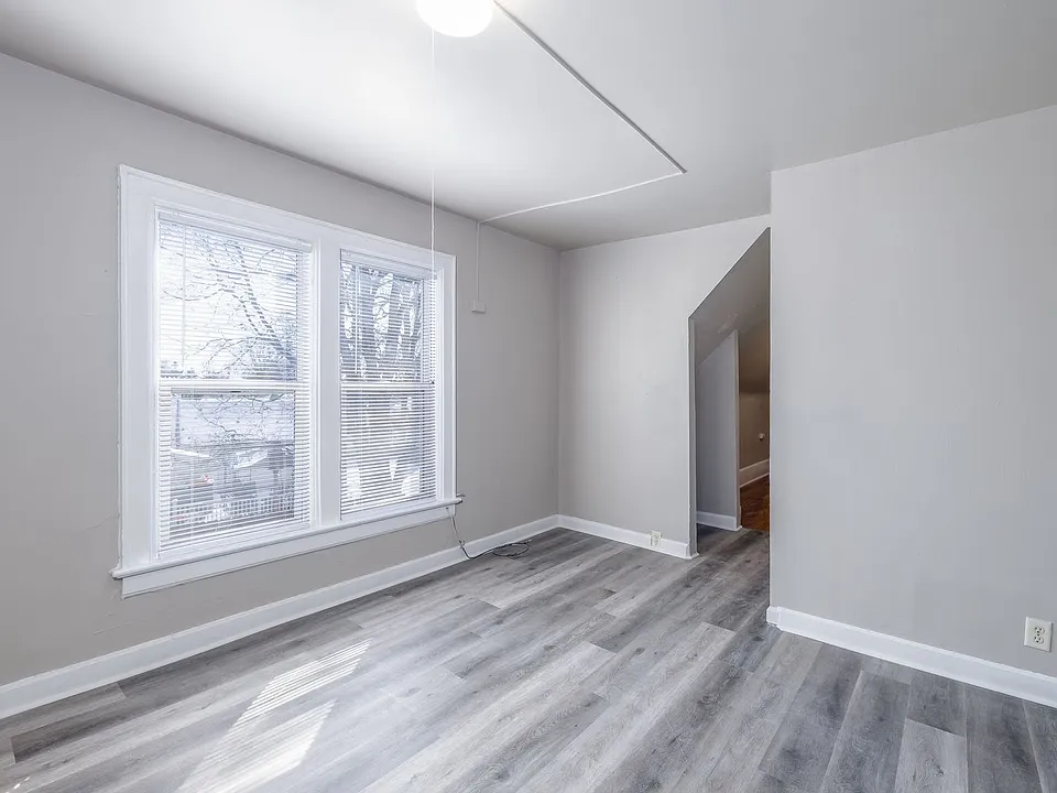 76 W 12th St