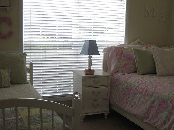Bedroom w/Vaulted Ceiling