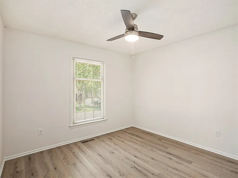 309 SE Brownfield Dr — Photo 5
