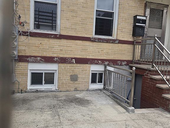 5th image of 441 Ashford St
