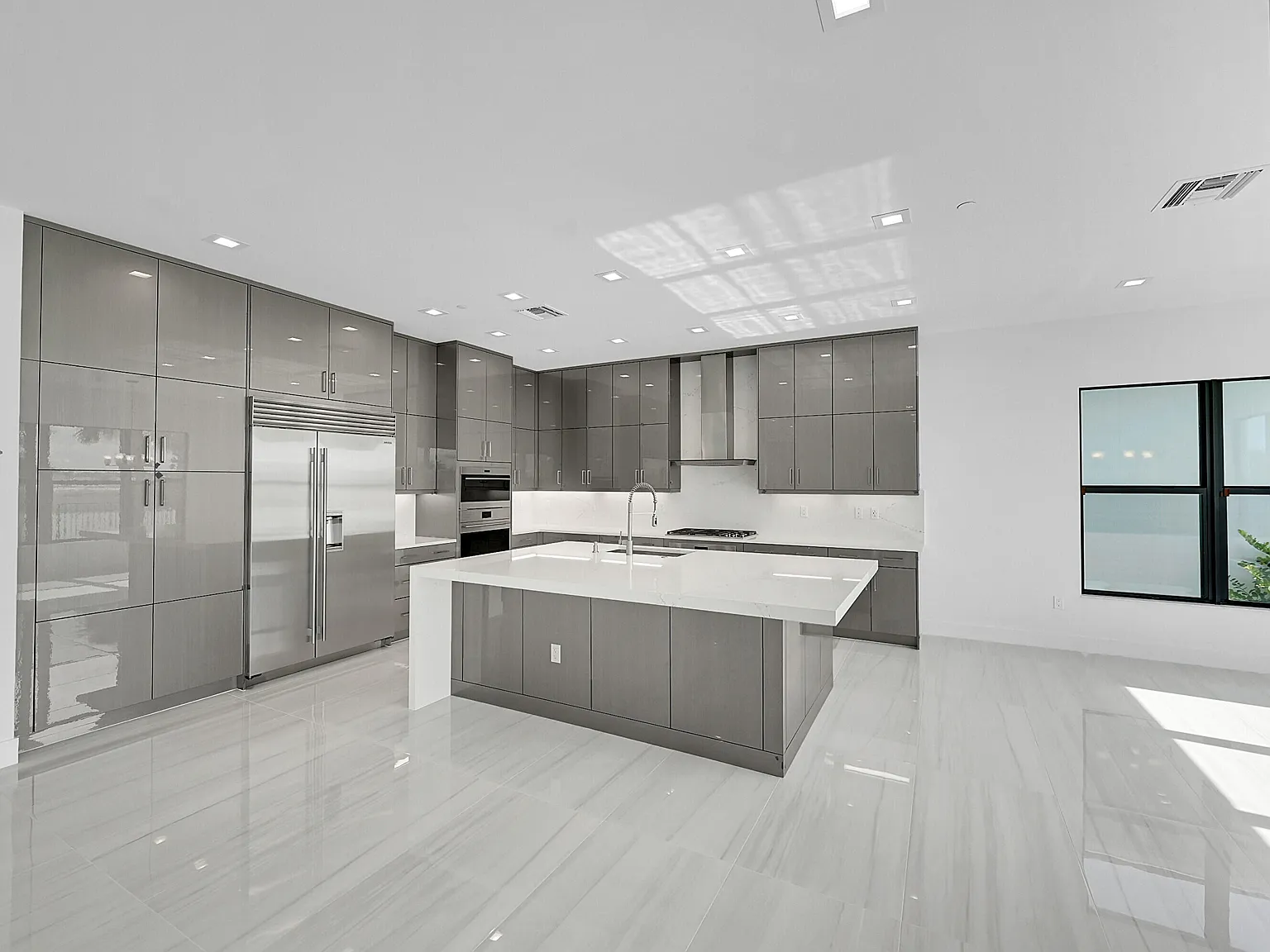 5 bed, 7.0 bath, 5260 sqft, $12,500 — Photo 3