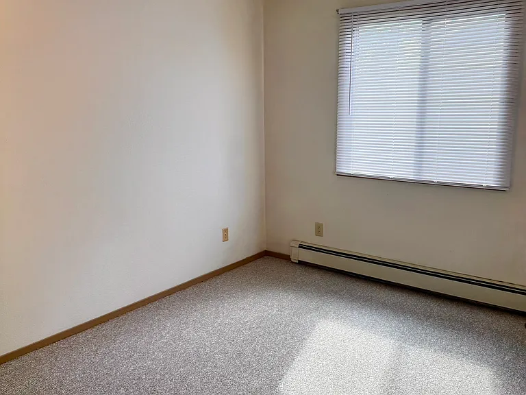 716 E Burlington St #15S — Photo 17