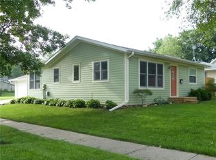 914 E 3rd St, Pella, IA 50219