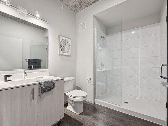 3rd image of 547 S Clark St #907