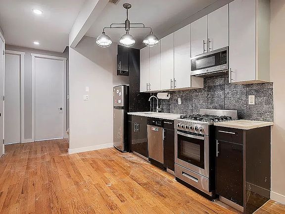 4th image of 310 Tompkins Ave APT 3