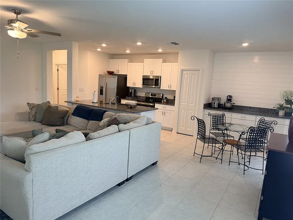 4 bed, 2.5 bath, 1764 sqft, $2,500 — Photo 2