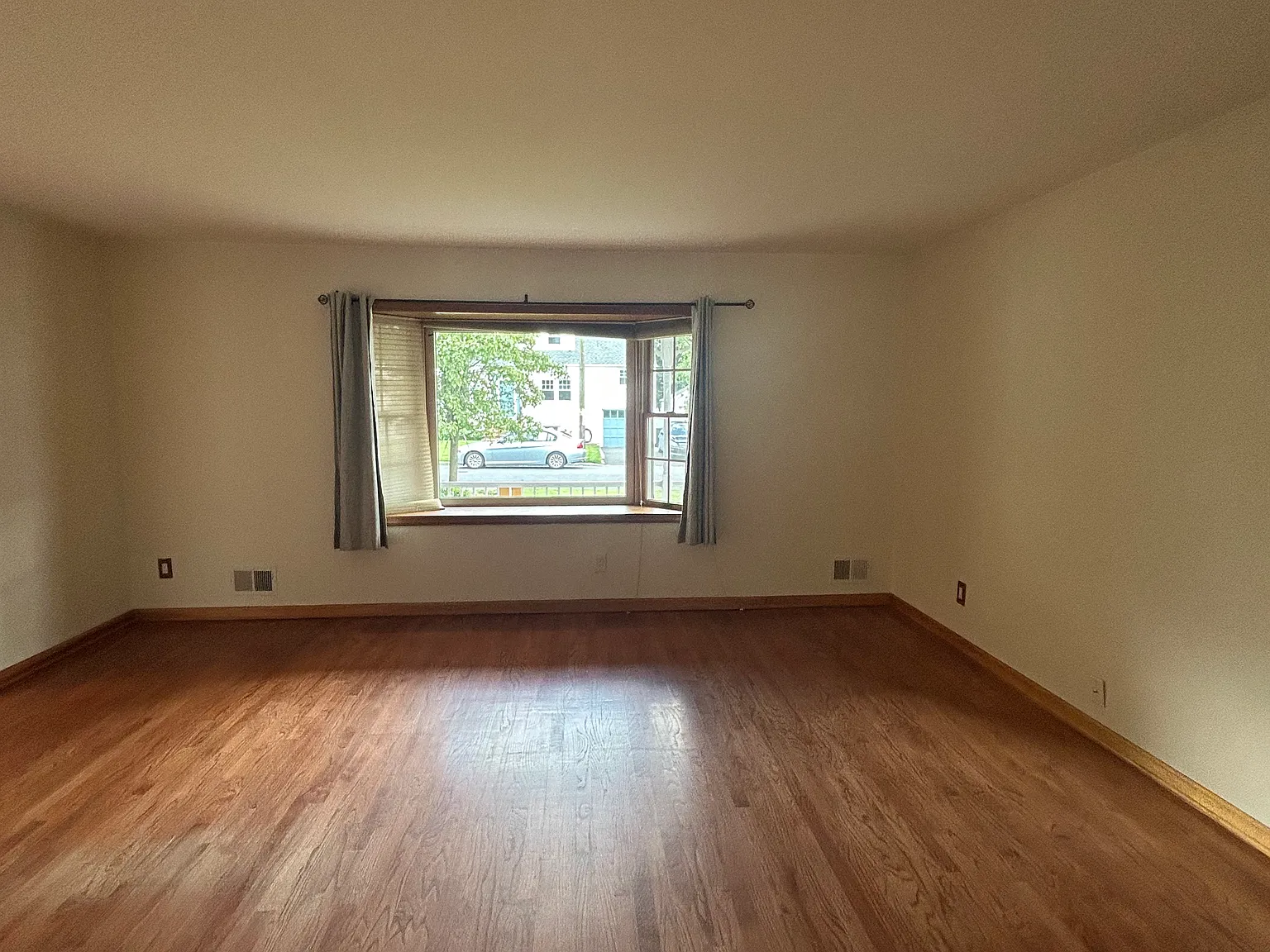 4 bed, 2490 sqft, $4,350 — Photo 3