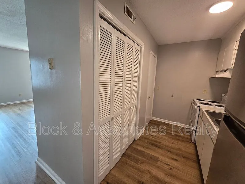 2 bed, 1.5 bath, $975 — Photo 2