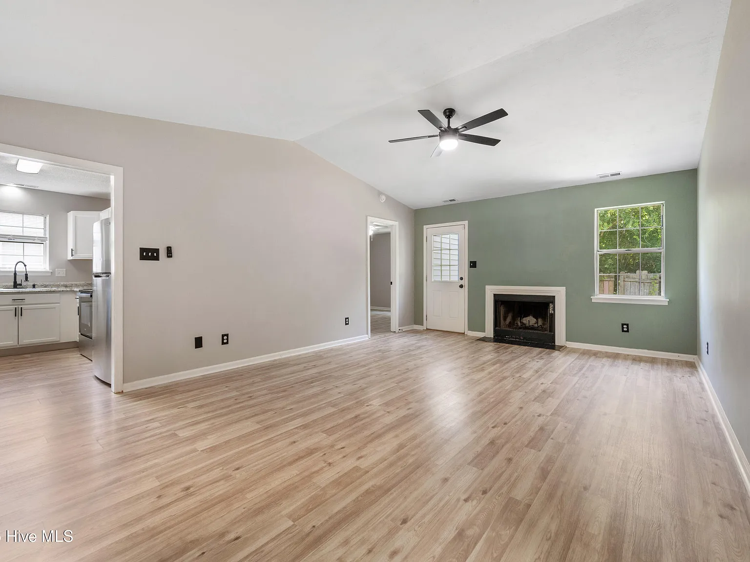 3 bed, 2.0 bath, 1188 sqft, $1,595 — Photo 4