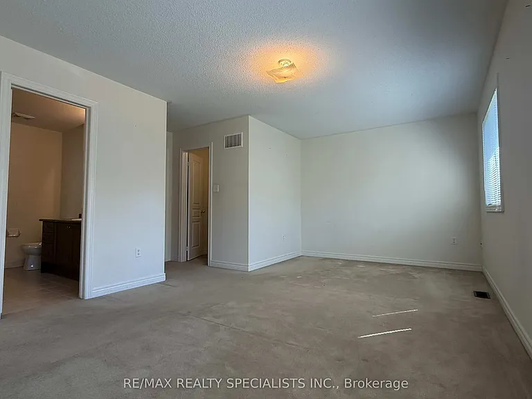 3273 Stoney Cres — Photo 18