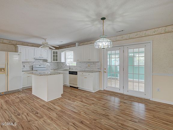 5th image of 421 Sausalito Drive