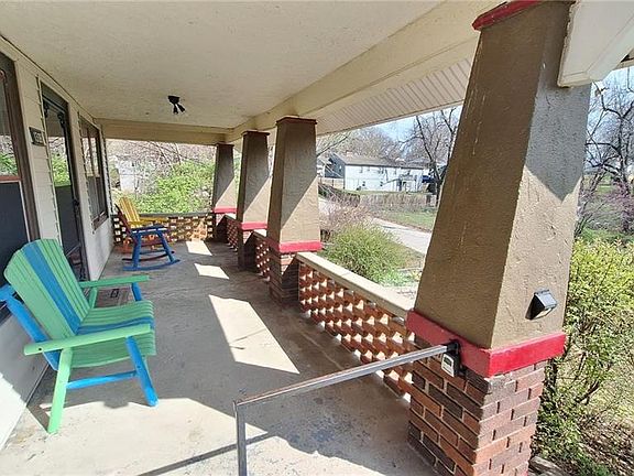 2nd image of 1308 W Waldo Ave