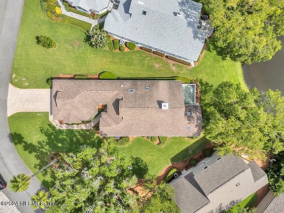 4th image of 118 GLEN COVE PLACE