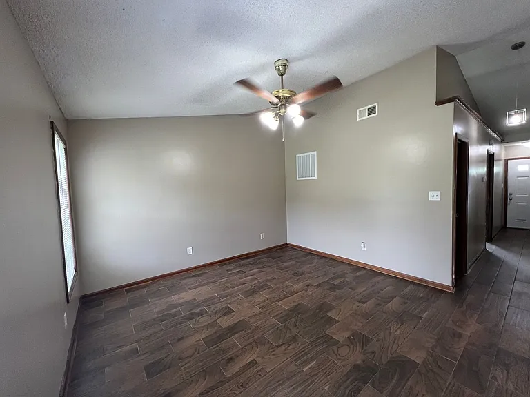 725 Pinewood Dr — Photo 2