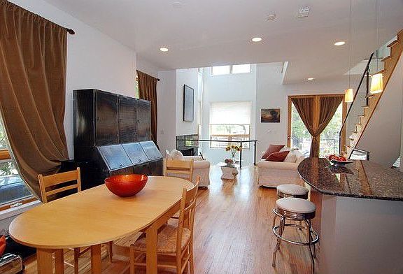 5th image of 884 N Hermitage Ave #A