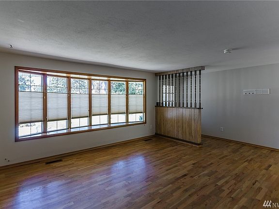 3rd image of 304 SE Wildcat Dr