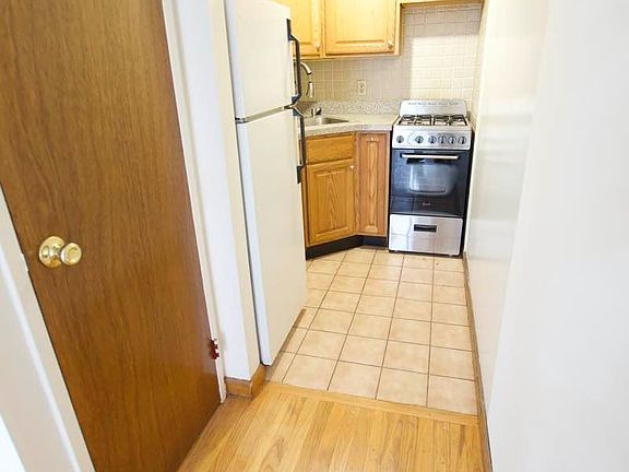 5th image of 128 W 75th St APT 4B