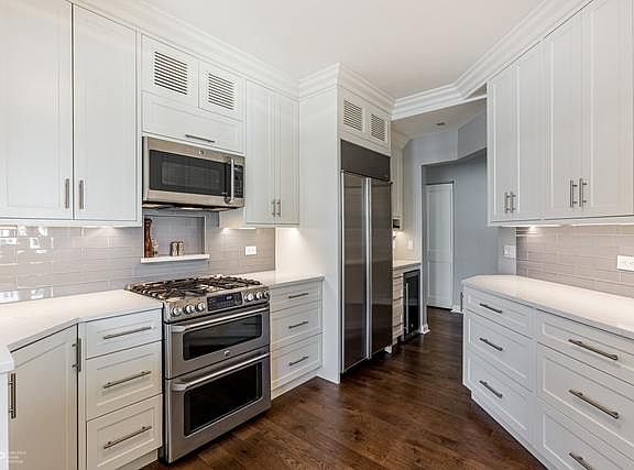 4th image of 25 E Superior St APT 1206