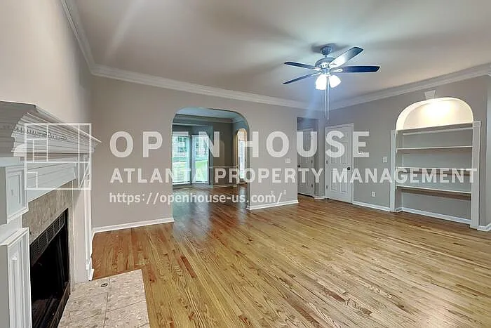 811 Springdale Xing — Photo 4