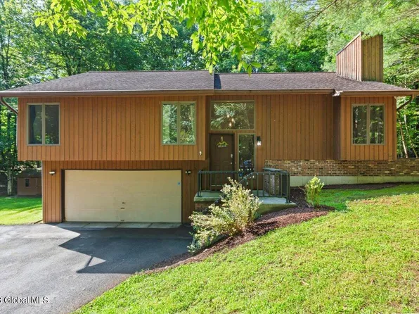 1 Pond Hollow Rd, Averill Park, NY 12018