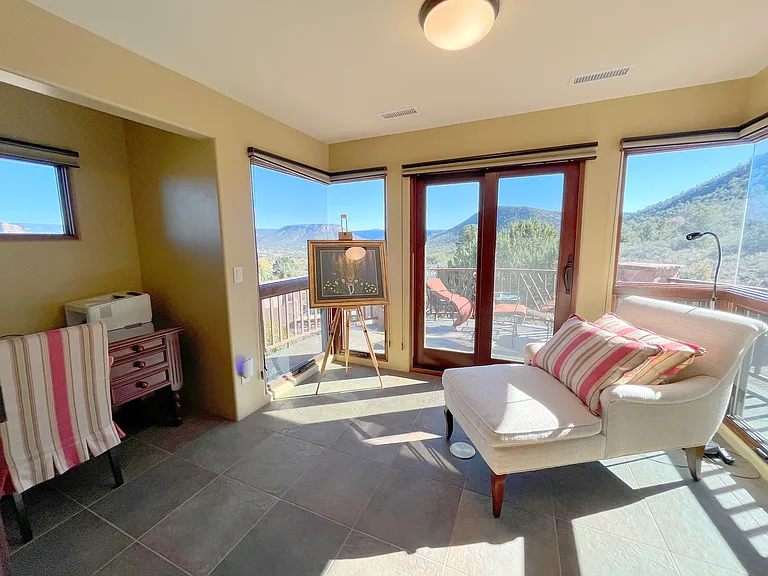 Master Suite 2 On-Suite Lounge