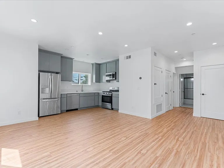 4019 W Mont Clair St — Photo 1
