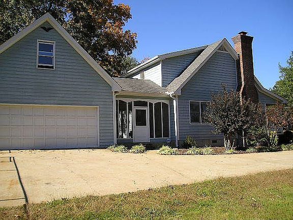 Detached garage w/ teen suite over garage and breeze