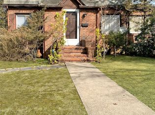 243 Steamboat Rd, Great Neck, NY 11024