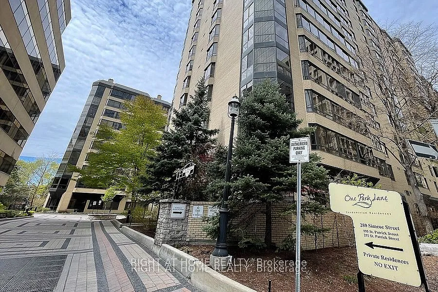 280 Simcoe St #404