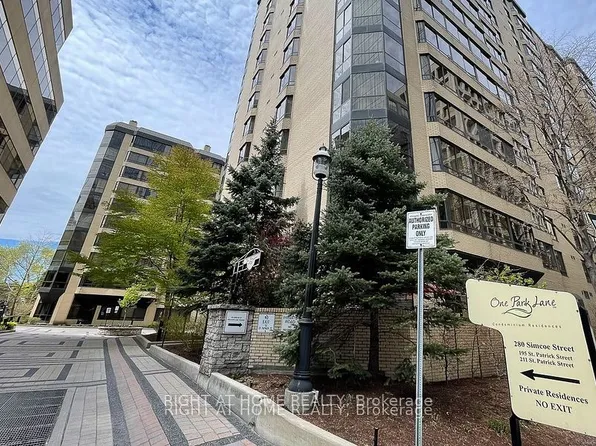280 Simcoe St #404, Toronto, ON M5T 2Y5
