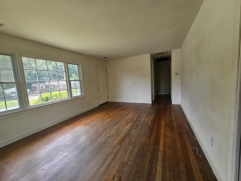 4212 Holcombe Rd — Photo 4