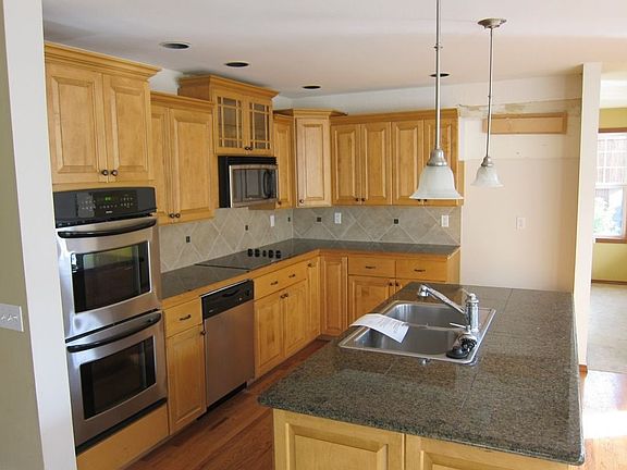 Spacious Kitchen w/ Double Wall Oven