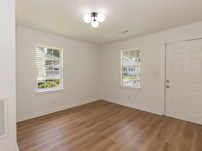 423 E Rockspring St — Photo 7