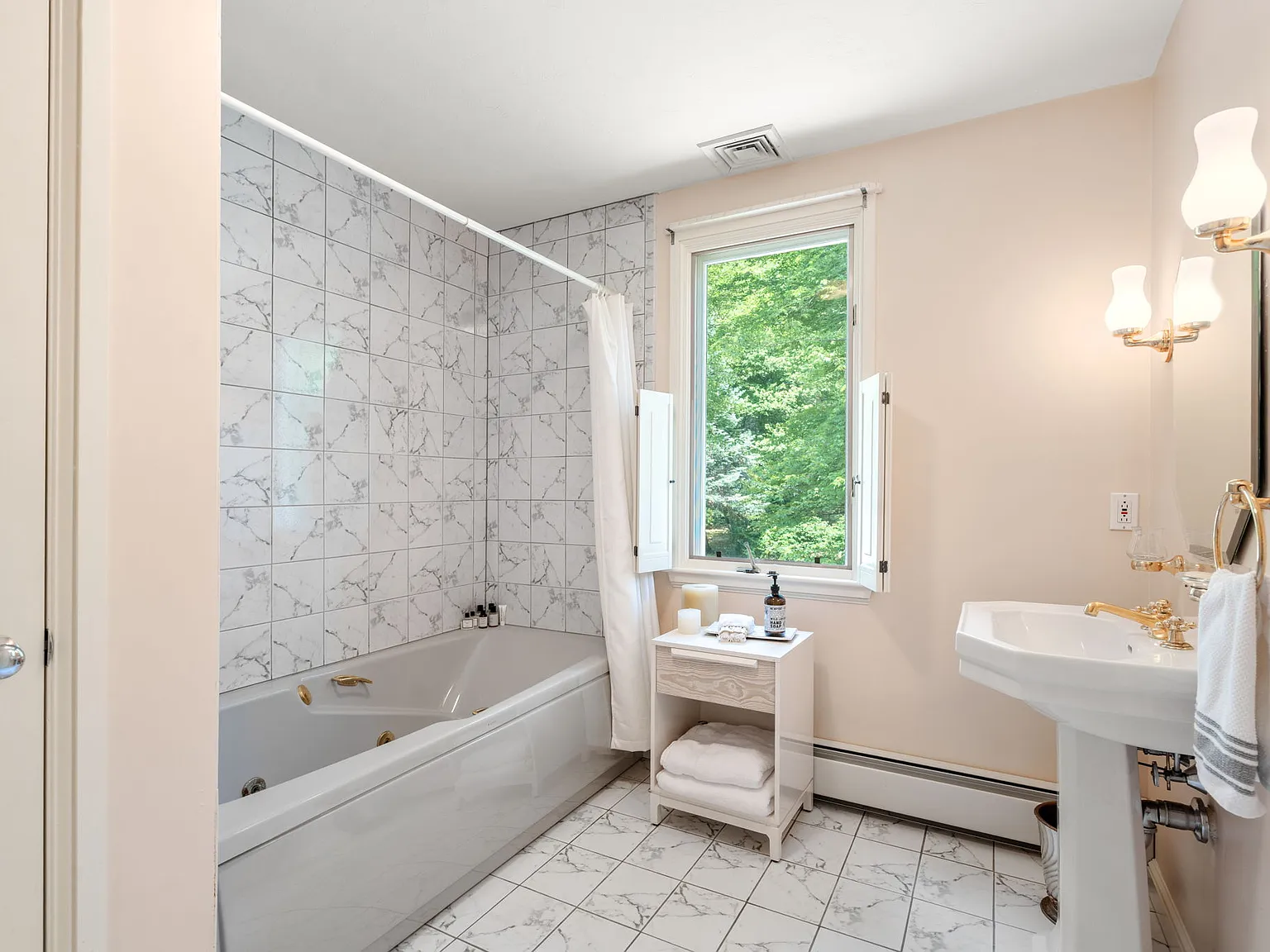 4 bed, 4.5 bath, 4398 sqft, $9,800 — Photo 4