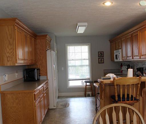 3rd image of 400 Barbara Sue Ln