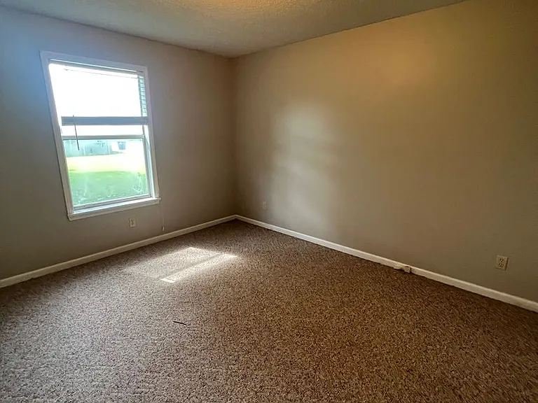 208 Ivie Ln — Photo 11