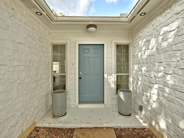 5807 Convict Hill Rd — Photo 3