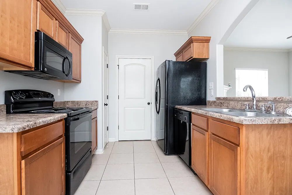 4 bed, 2.0 bath, 1747 sqft, $2,025 — Photo 2
