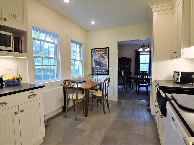 518 Third Beach Rd — Photo 6