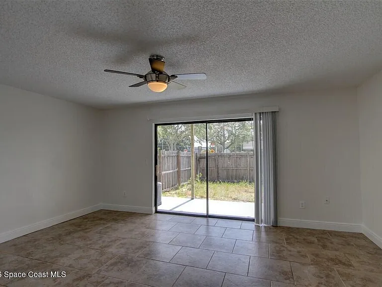283 E Towne Pl — Photo 12