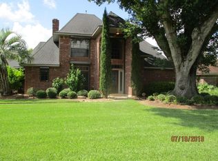 110 Mist Flower St, Lake Jackson, TX 77566