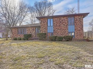 2910 Victoria Dr, Springfield, IL 62704