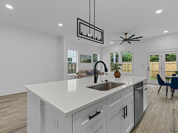 5th image of 4844 Nesbitt Ave
