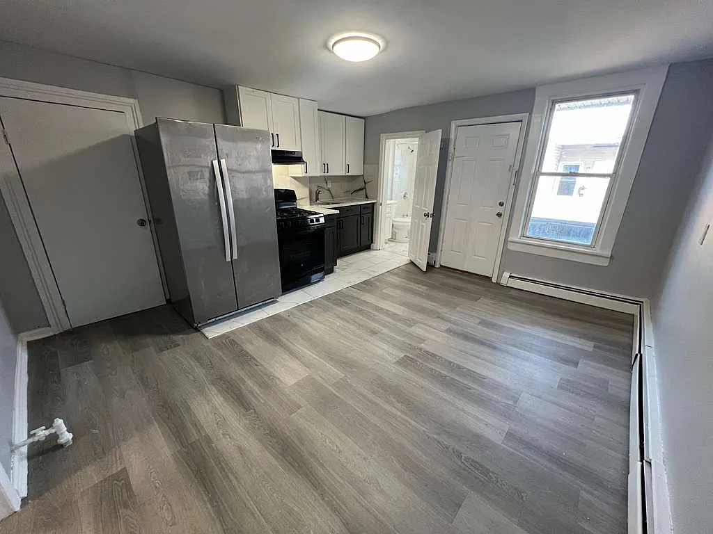 Building Photo - 326 Grand St #4F